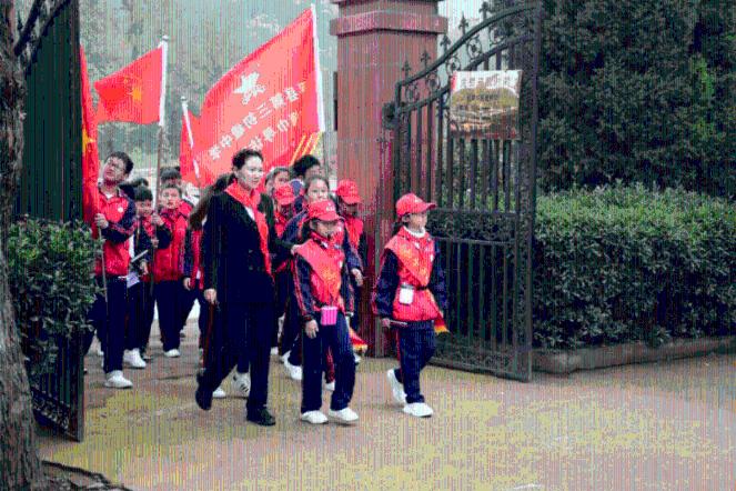 逃离破旧弃城